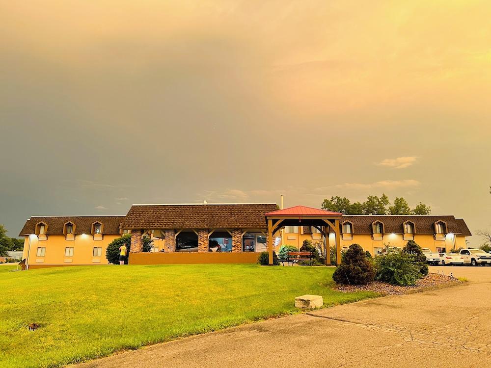 Hometown Inn & Suites photo 32