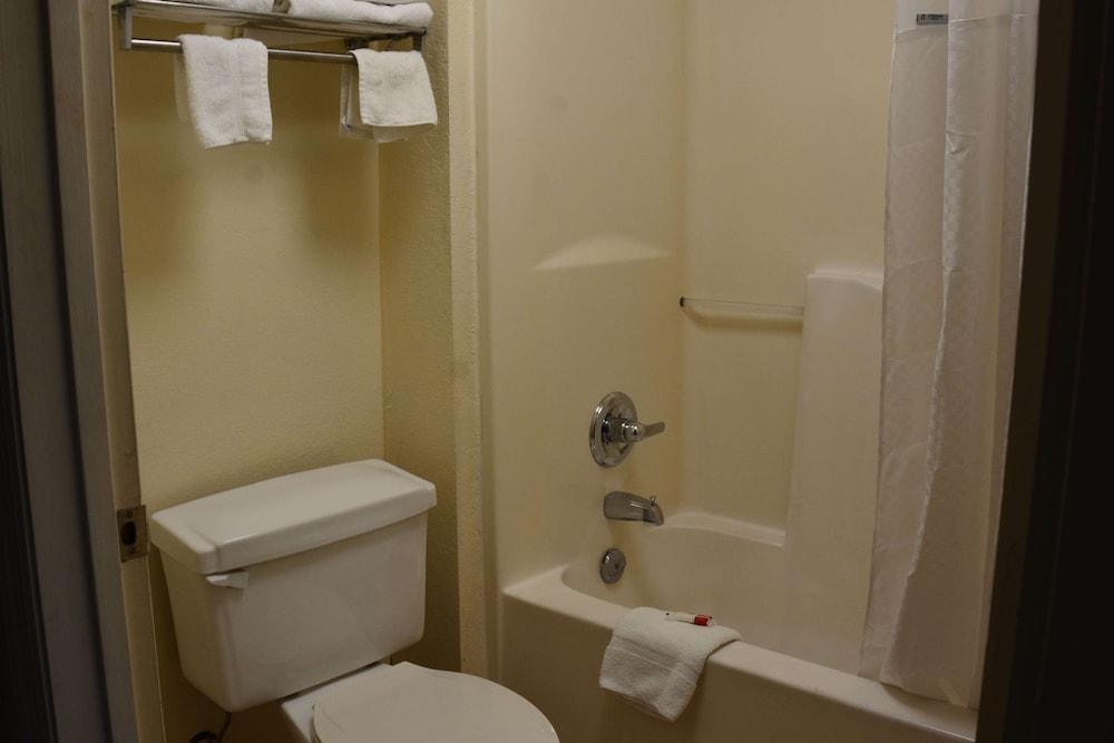 Travelodge by Wyndham Montgomery East photo 25