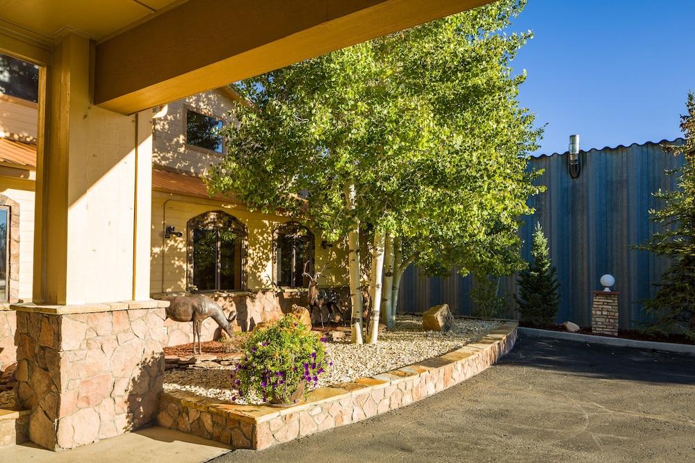 Alpine Inn & Suites photo 28