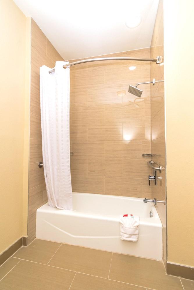 Econo Lodge Inn & Suites East photo 27
