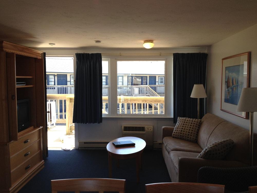 Mariner's Point Resort photo 18