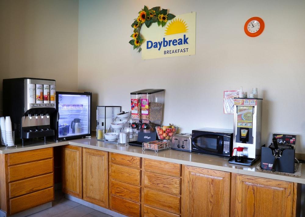 Days Inn & Suites by Wyndham Llano photo 52
