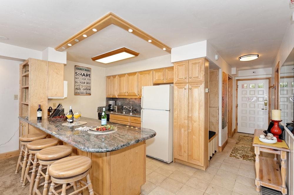 The Crestwood Condominiums photo 44