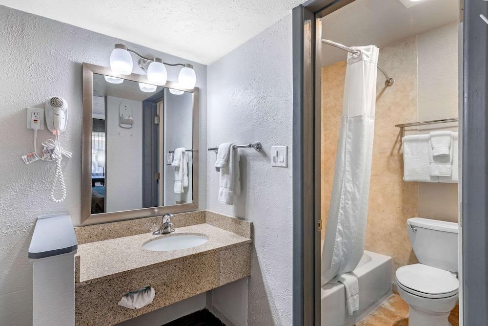 Econo Lodge Inn & Suites Socorro photo 35