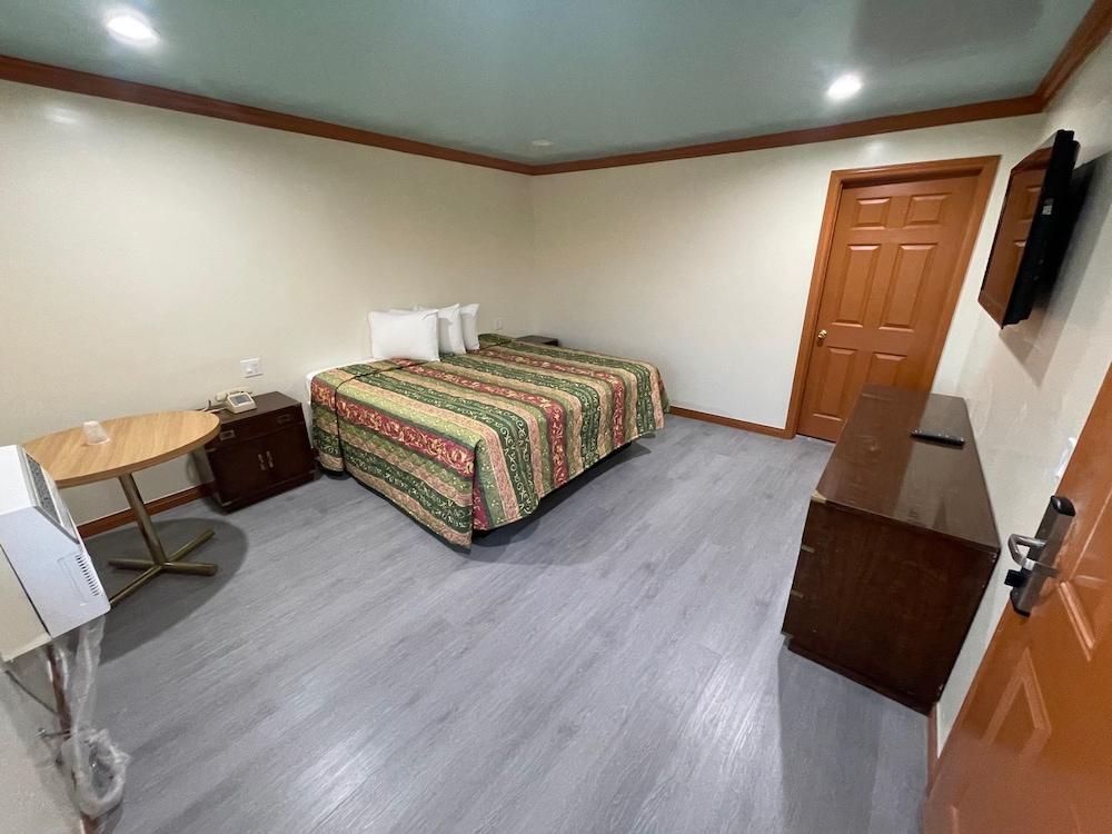 Hilltop Motor Inn photo 10
