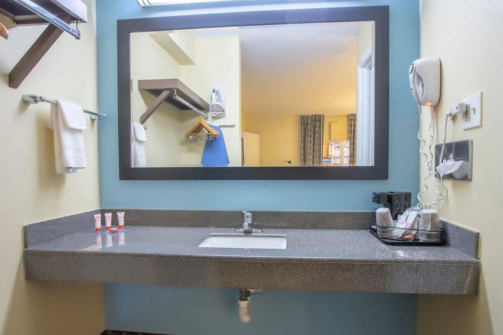 OYO Hotel Knoxville TN Cedar Bluff I-40 photo 33