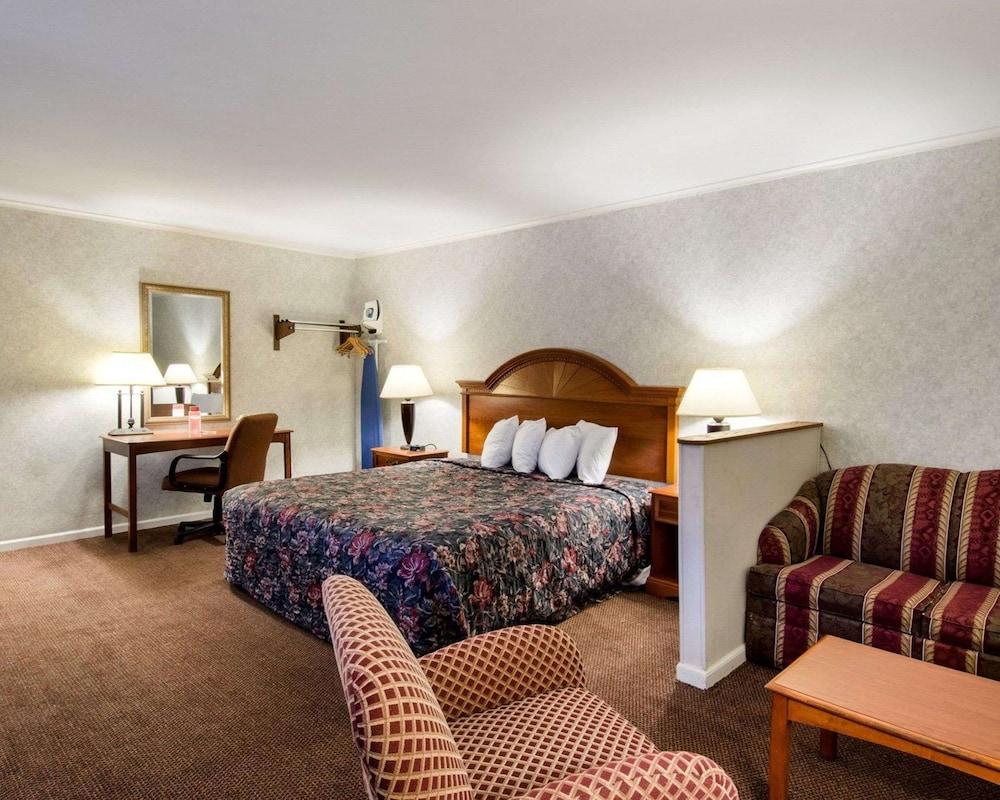 Econo Lodge Inn & Suites photo 17
