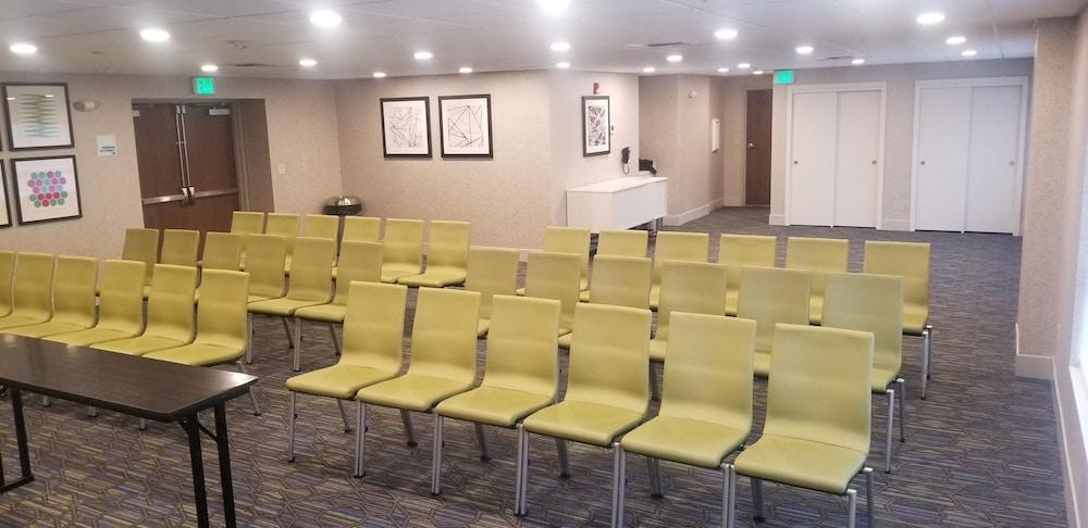 Holiday Inn Express Hotel & Suites SeaTac by IHG photo 32