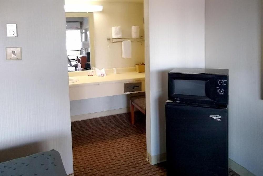 Rodeway Inn photo 4