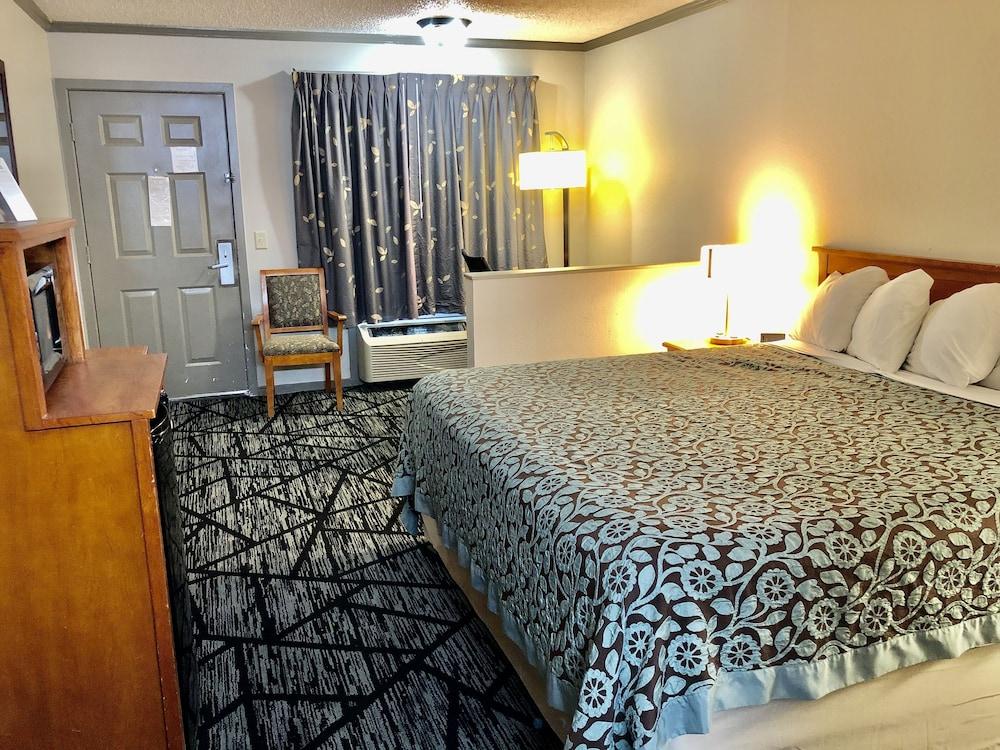 Days Inn by Wyndham Manning photo 13