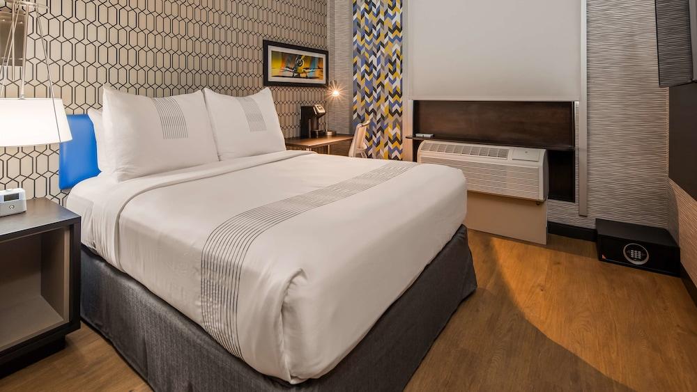 GLō Best Western Brooklyn NYC photo 10