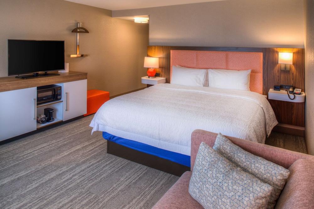 Hampton Inn & Suites Wixom photo 17