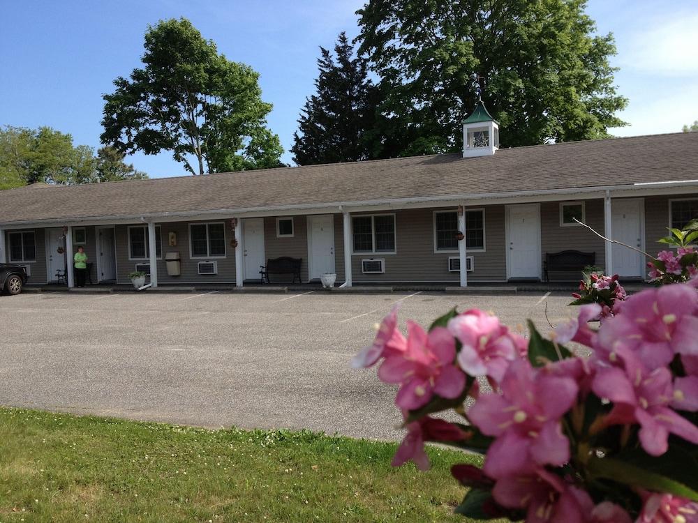Westhampton Seabreeze Motel photo 45