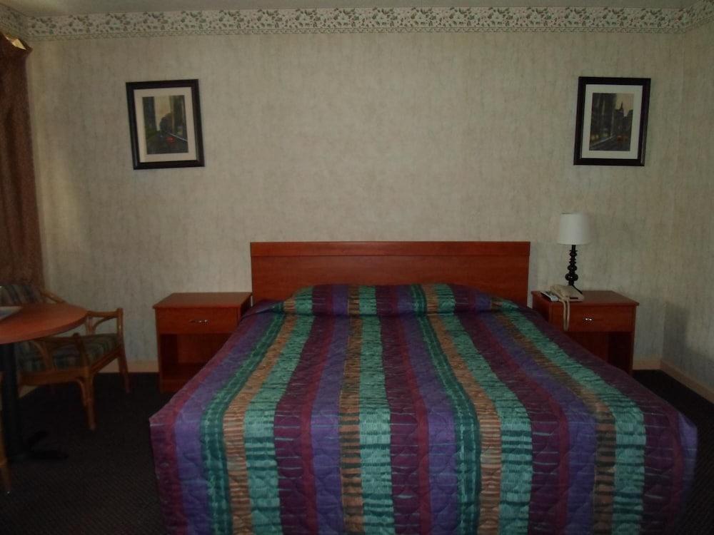 Red Carpet Inn photo 13