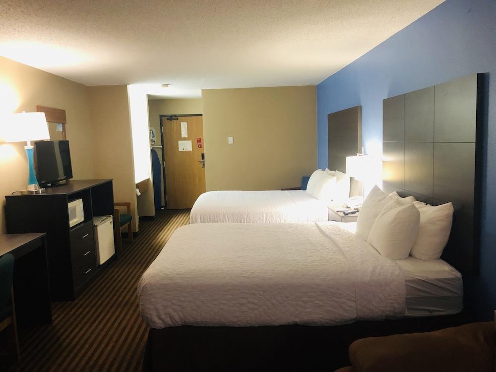 AmericInn by Wyndham Columbus Wisconsin photo 9