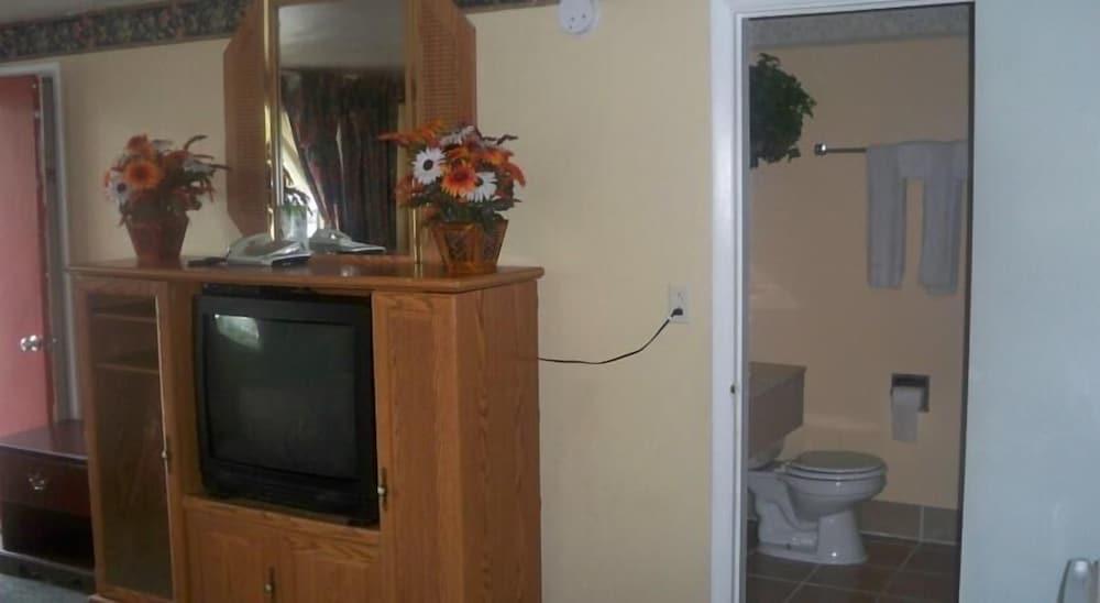 Catalina Airport Motel photo 4