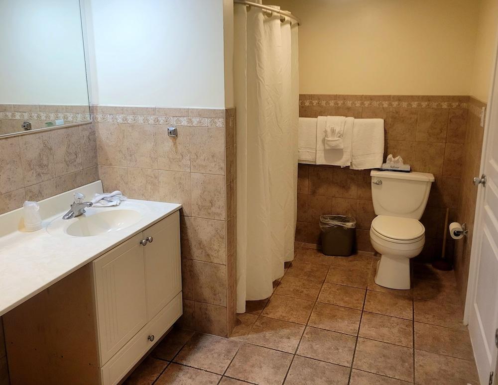 Water's Edge Ocean Resort photo 18