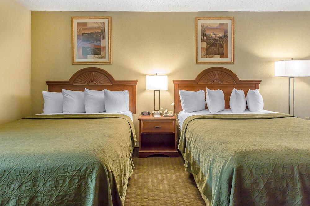 Rodeway Inn photo 8