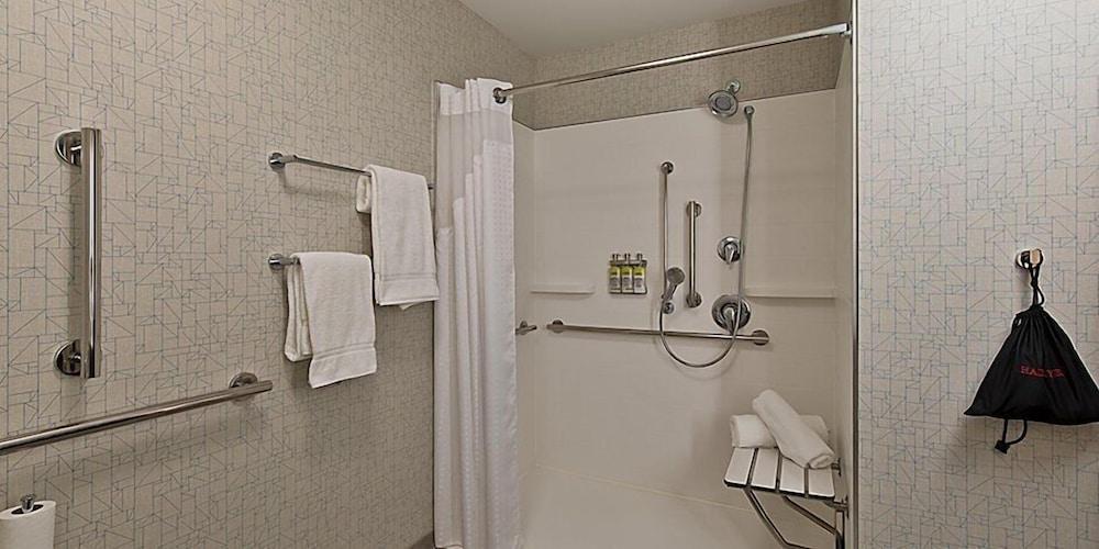 Holiday Inn Express & Suites Portland Airport - Cascade Stn by IHG photo 13