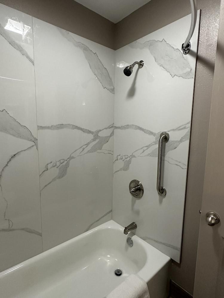 Express Inn & Suites photo 22