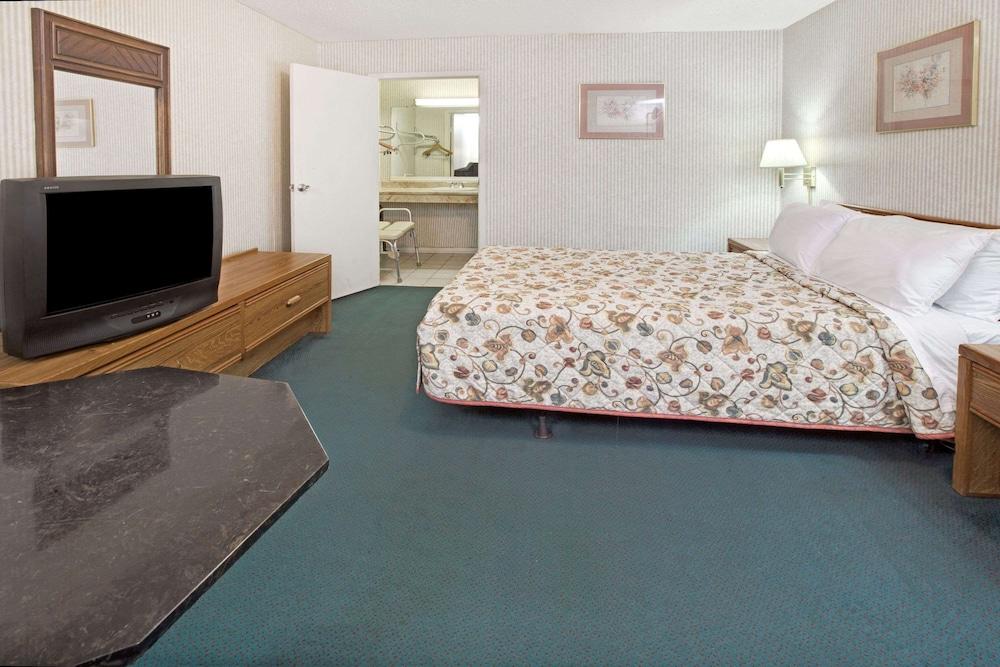 Knights Inn South Houston photo 11