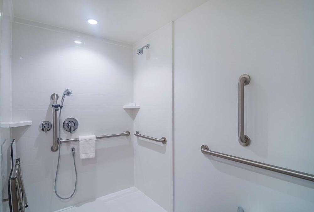 Hampton Inn Chicago North-Loyola Station photo 29