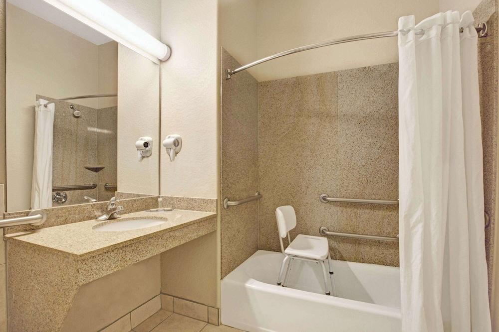 Super 8 by Wyndham IAH West/Greenspoint photo 48