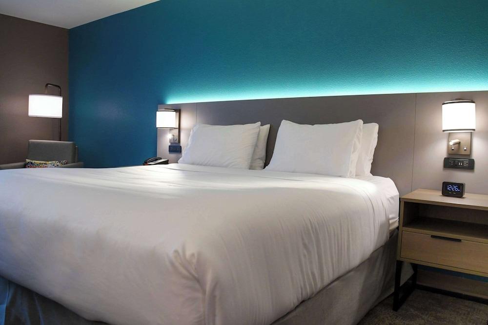 Comfort Inn & Suites NW Milwaukee photo 31
