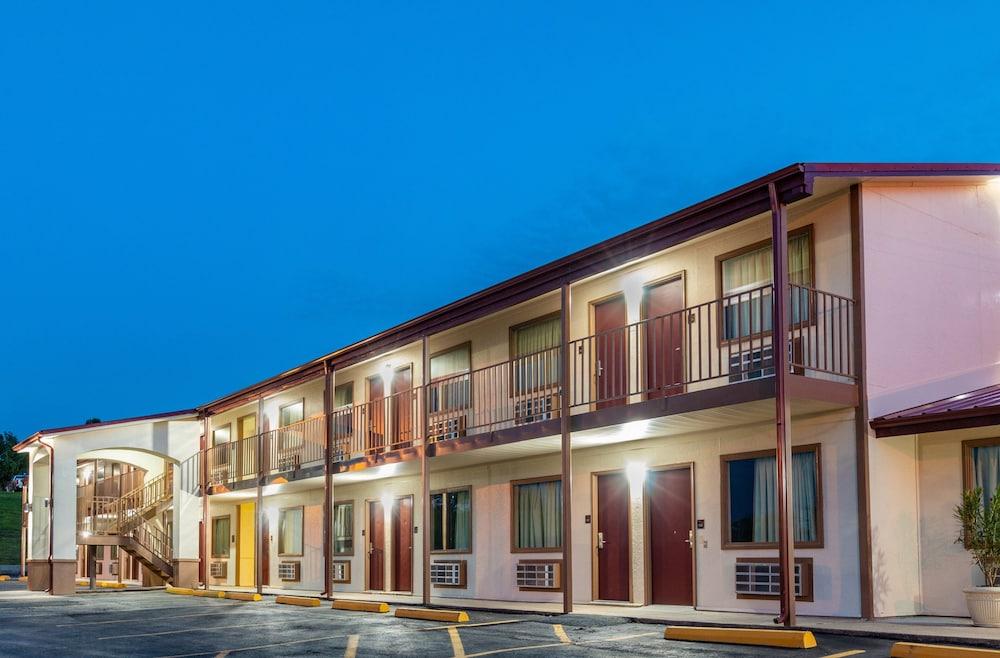 Red Roof Inn Buffalo, TX photo 28