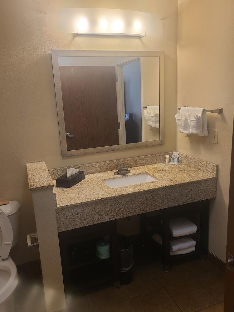 Spark by Hilton Dothan photo 13