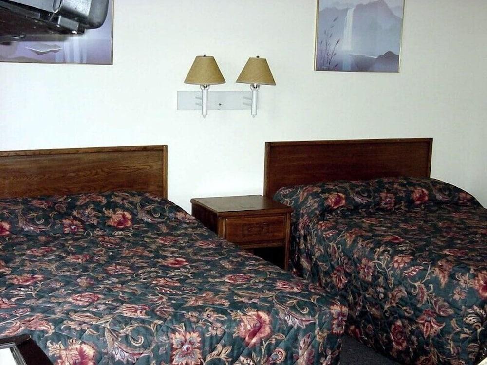 Double A Motel photo 9