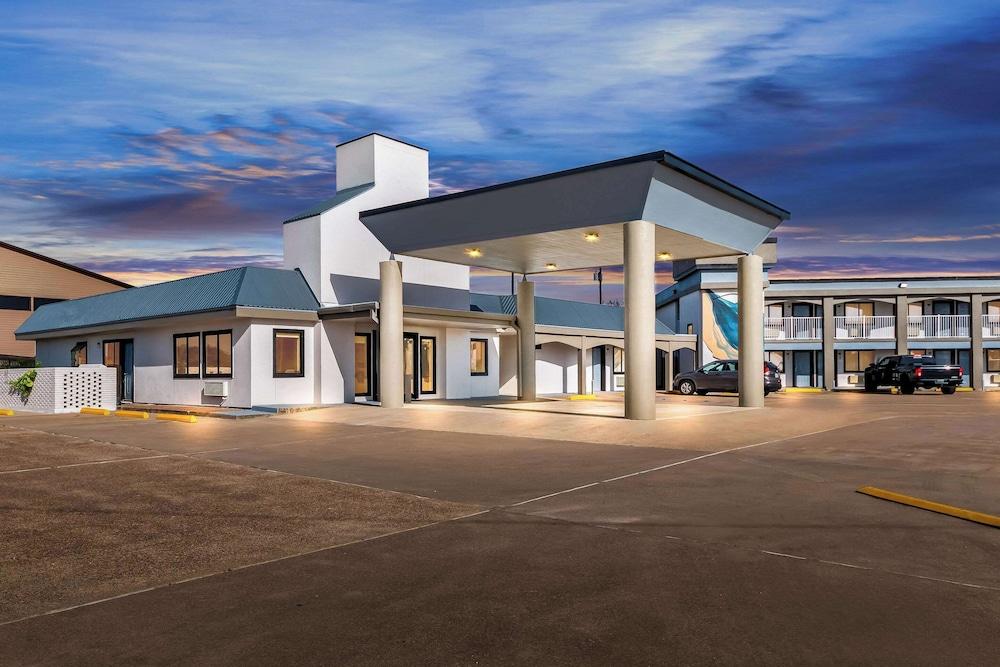 Quality Inn & Suites Port Lavaca near Lighthouse Beach photo 46
