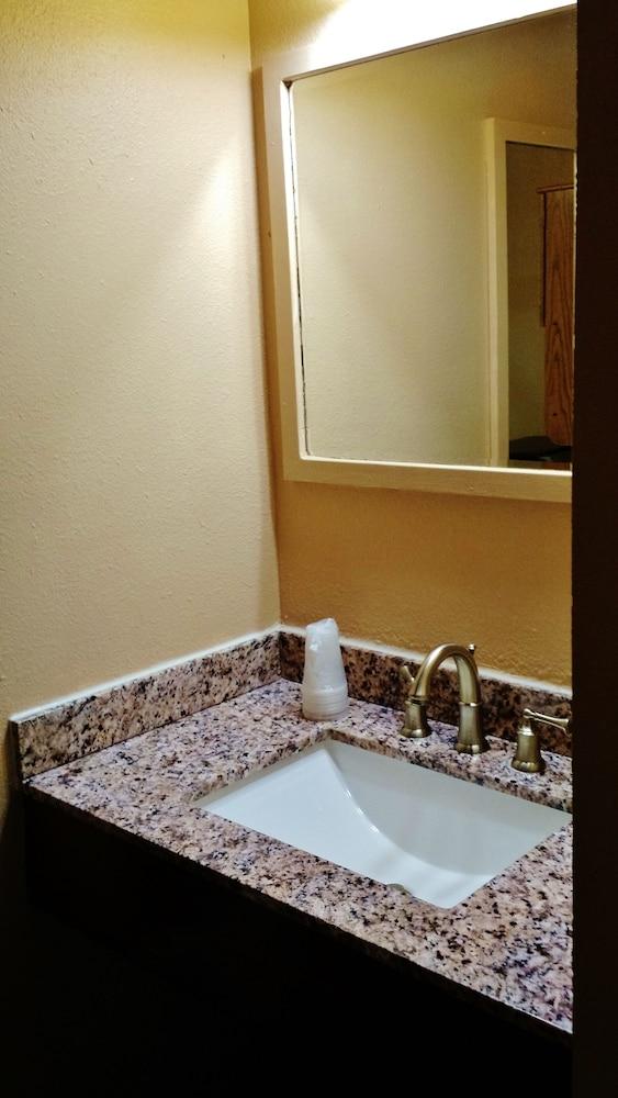 Going-To-The-Sun Inn & Suites photo 37
