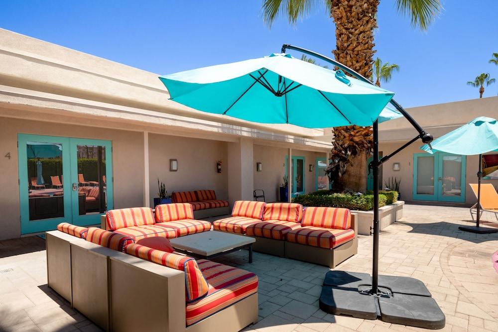 Poolside Fun King Suite photo 10