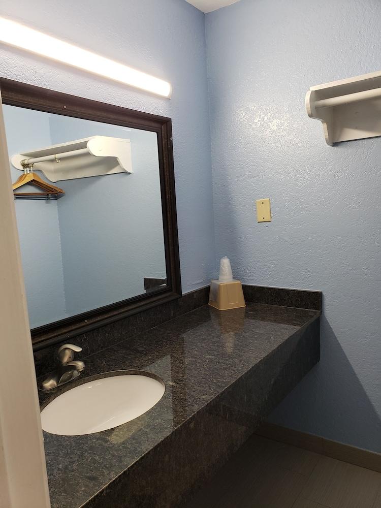 Regency Inn photo 14