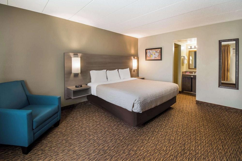 Econo Lodge Duluth near Miller Hill Mall photo 32