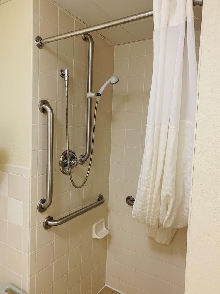 AmericInn by Wyndham Kewanee photo 38