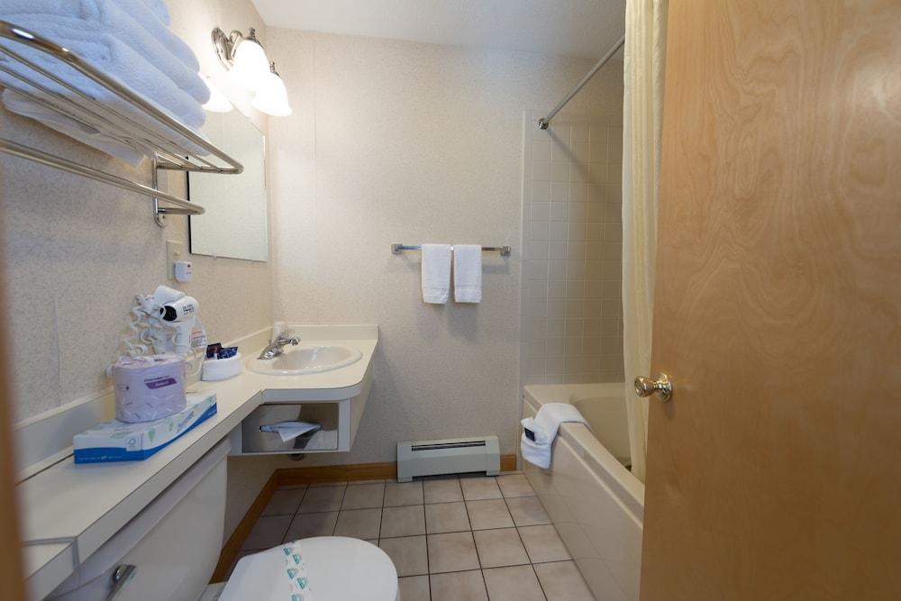 Adirondack Retreat Inn & Suites photo 25