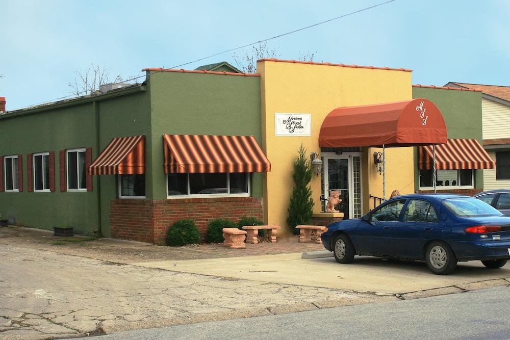 Monroe Street Suites photo 1