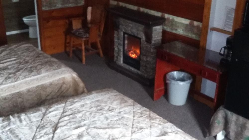 Headwaters Motel photo 8
