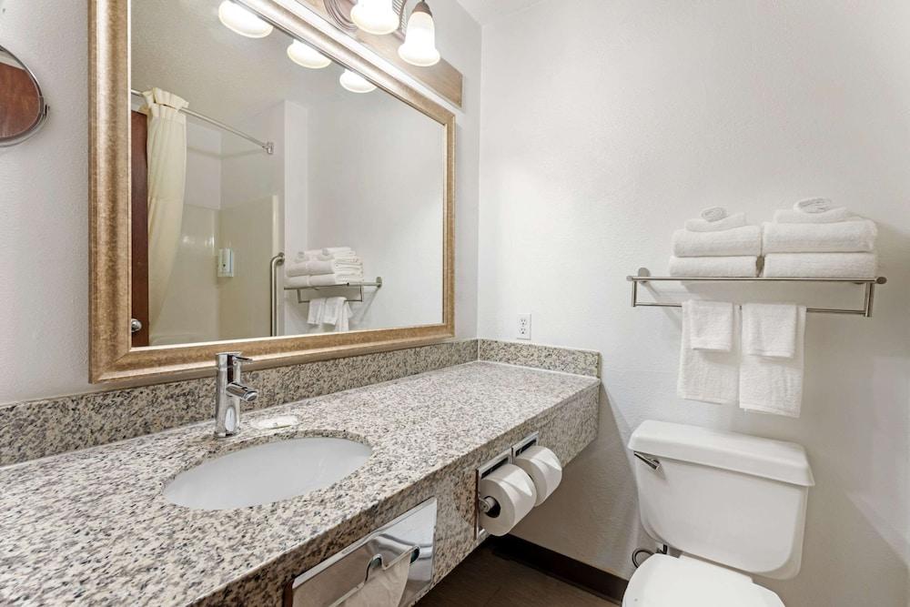 Quality Inn Bemidji photo 18
