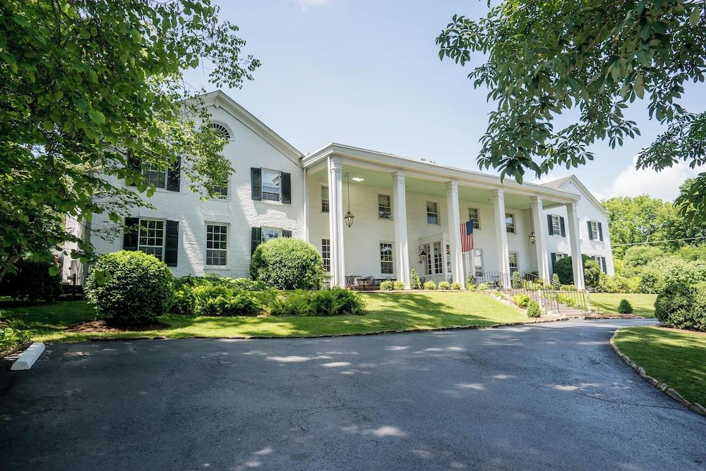 Historic General Lewis Inn — hotel in Lewisburg