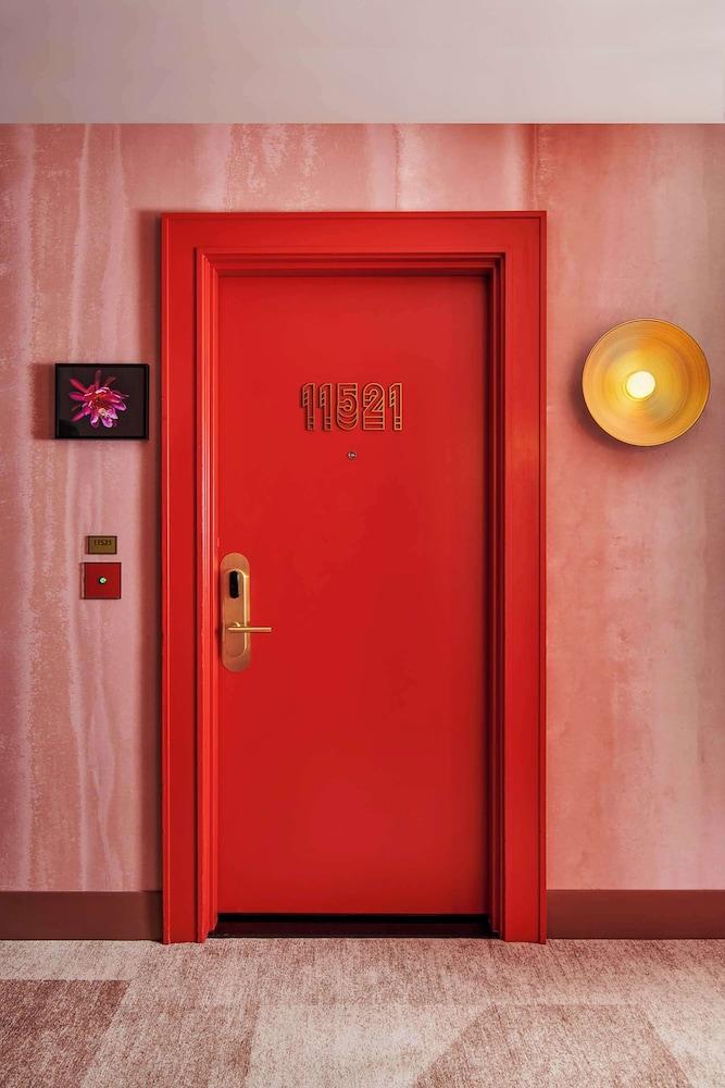 Virgin Hotel Las Vegas, Curio Collection by Hilton photo 6
