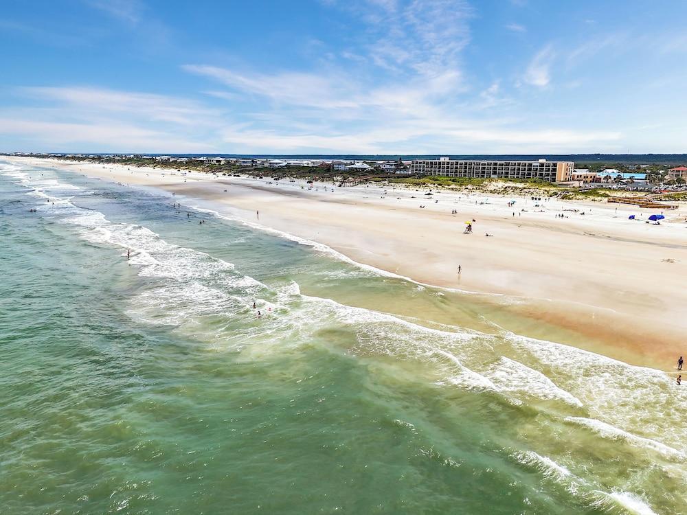 Beacher's Lodge Oceanfront Suites photo 42