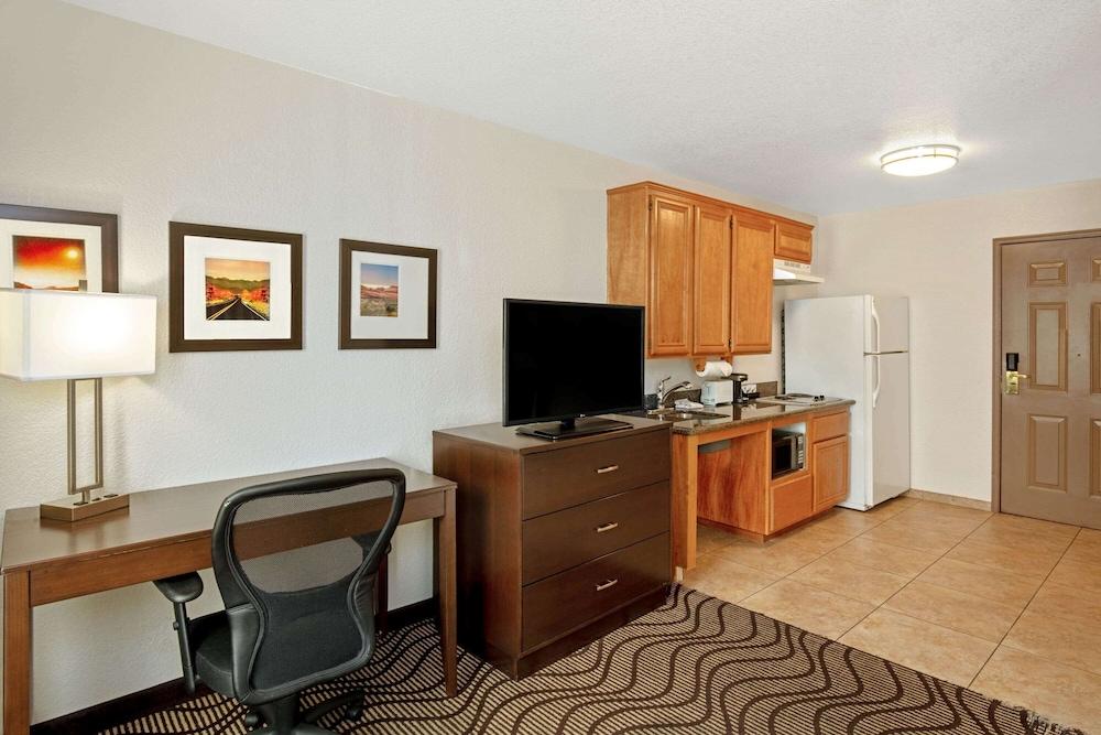 La Quinta Inn & Suites by Wyndham Las Vegas Red Rock photo 8