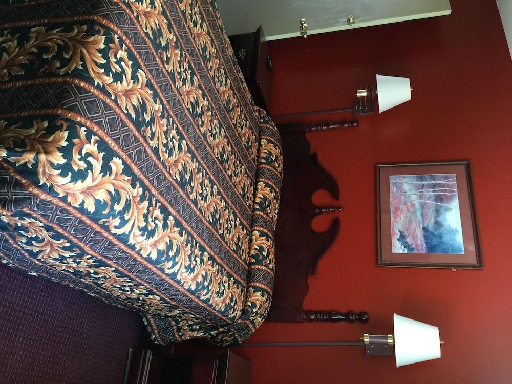 Travelers Motel photo 11