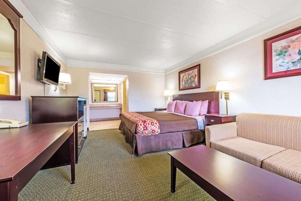 Days Inn by Wyndham Gainesville photo 3