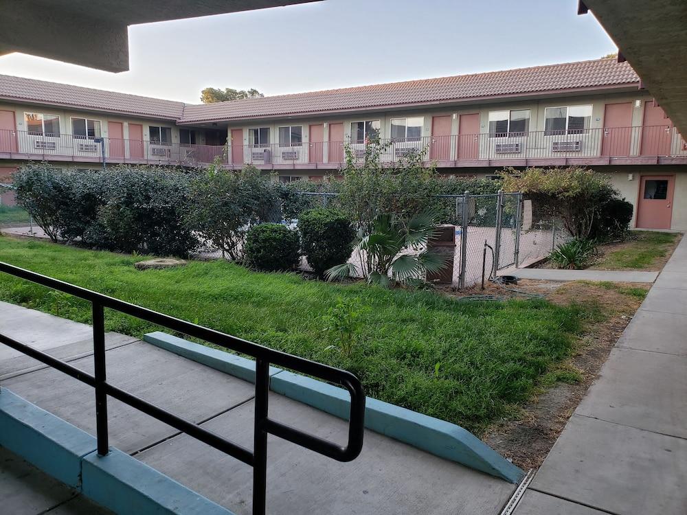 Baymont by Wyndham Coalinga photo 17