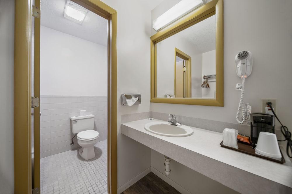 Executive Inn Cass City photo 49