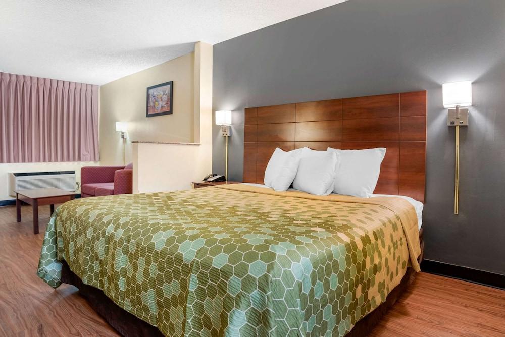 Econo Lodge Inn & Suites Forest photo 15